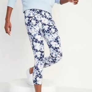 Old Navy size L pretty Capri leggings   criss cross bottom side